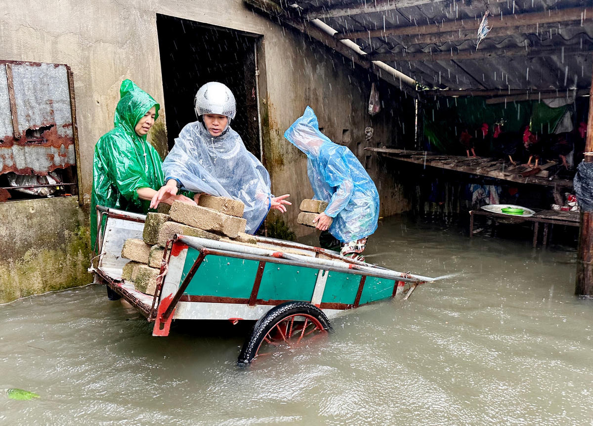 Mưa lớn, nước dâng cao người dân Hà Tĩnh bắt đầu di dời tài sản
