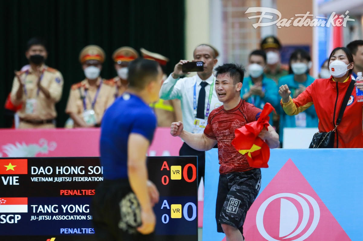 Khoảnh khắc vỡ òa khi giành chiến thắng trong trận chung kết của vận động viên Đào Hồng Sơn.