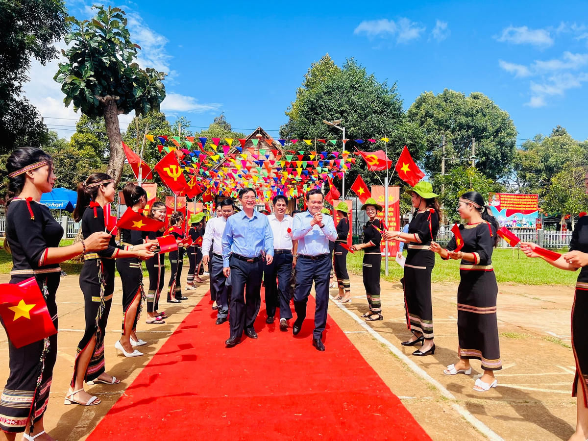 Phó Thủ tướng Trần Lưu Quang dự Ngày hội Toàn dân bảo vệ ANTQ ở xã Ea Tul (Đắk Lắk).