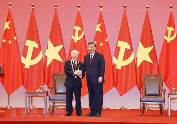 Tổng Bí thư, Chủ tịch Trung Quốc Tập Cận Bình trao Huân chương Hữu nghị tặng Tổng Bí thư Nguyễn Phú Trọng. (Ảnh: Trí Dũng/TTXVN).