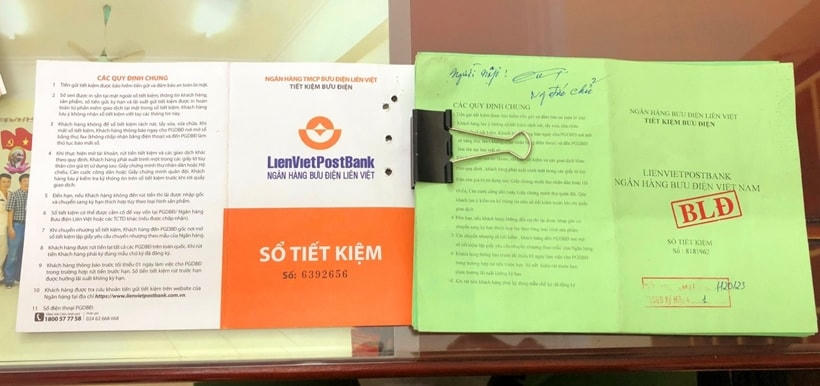 Sổ tiết kiệm thật có màu hồng trong khi phượng làm giả bằng sổ màu xanh để lừa đảo.
