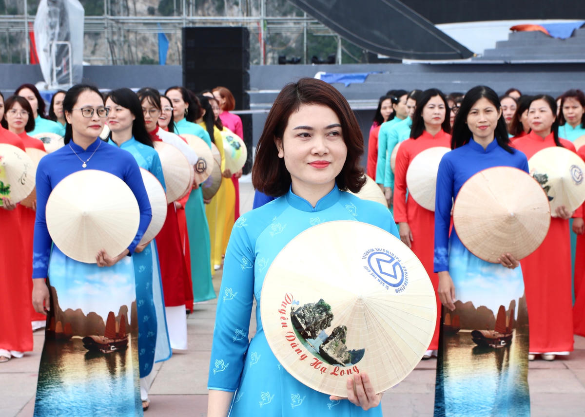 Khối phụ nữ tỉnh duyên dáng, xinh đẹp trong tà áo dài truyền thống.