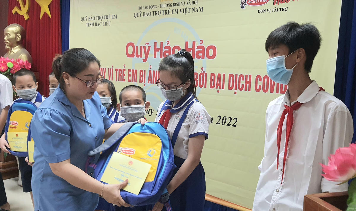  Bà Trần Yến Hoà trao bộ dụng cụ học tập và tiền cho trẻ em bị ảnh hưởng bới Covid-19 trên địa bàn tỉnh. 