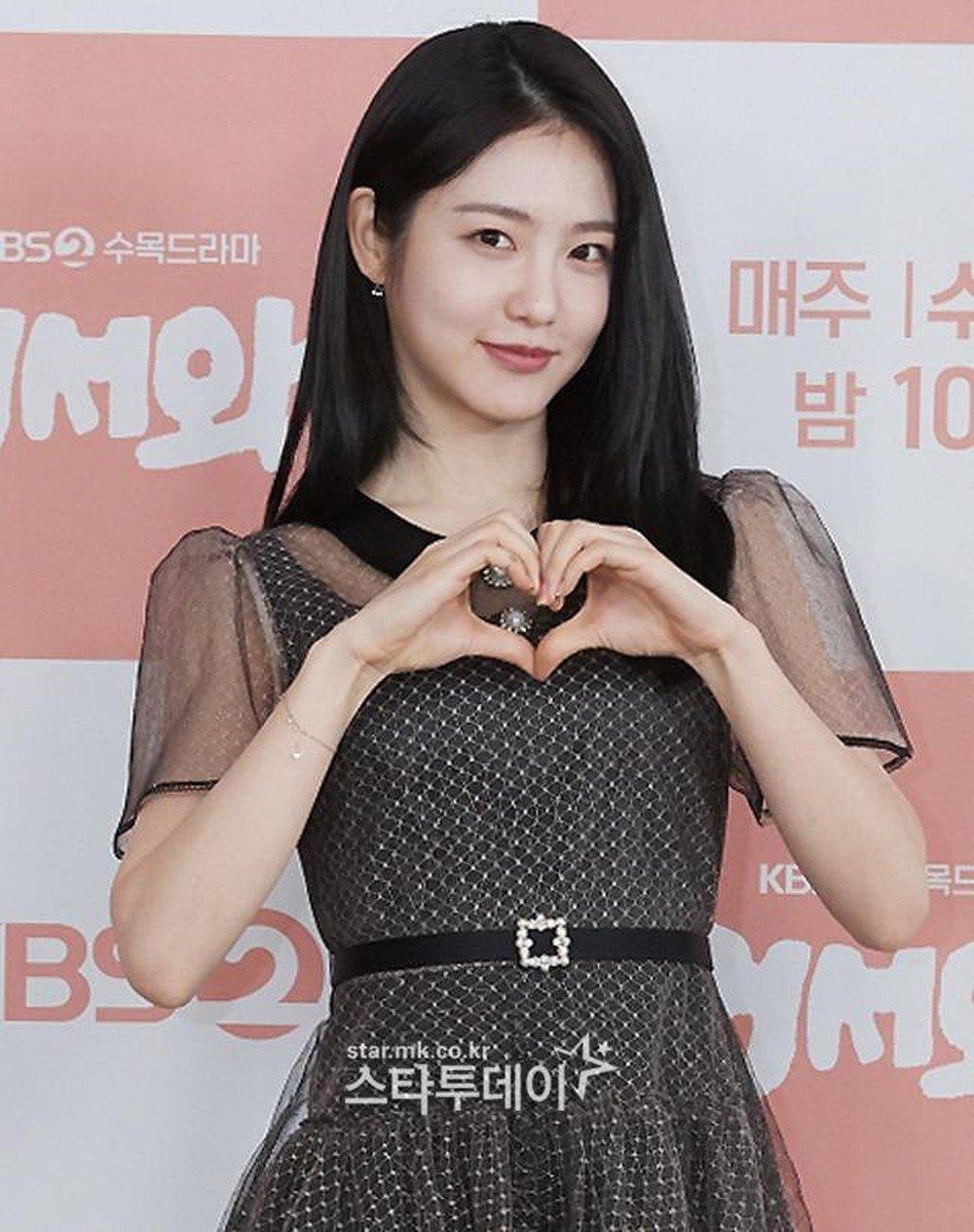 Với "The Glory", Shin Ye Eun lần đầu thử sức với vai phản diện. Dù vậy, cô nhận nhiều lời khen từ công chúng. 