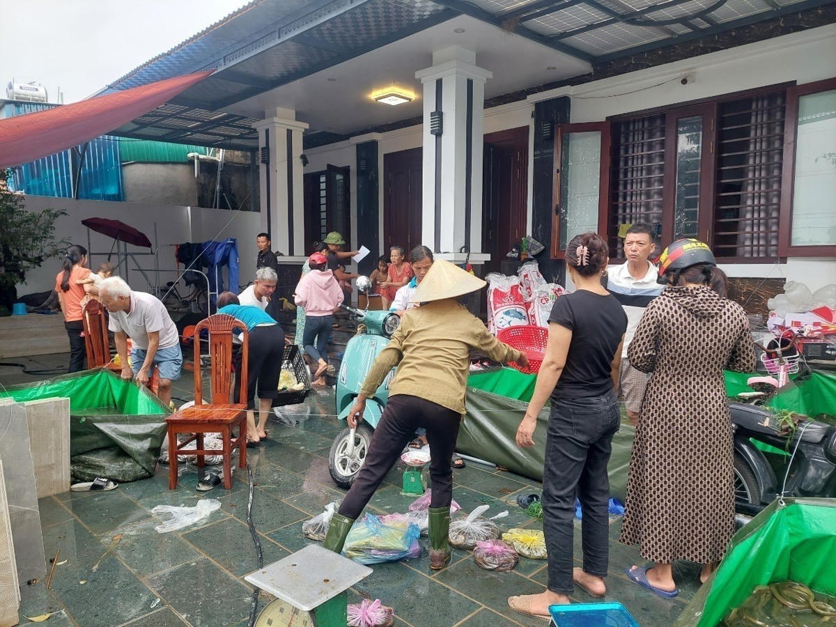 Ngay sau đó, nhiều người dân và thương lái đã đến tận nhà thu mua lươn cho vợ chồng anh Thiện.