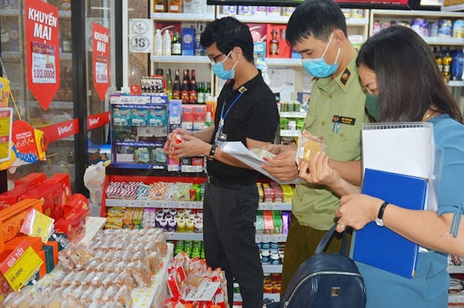 Lực lượng chức năng kiểm tra công tác bảo đảm an toàn thực phẩm tại siêu thị ở Hà Nội. Ảnh: HNM.