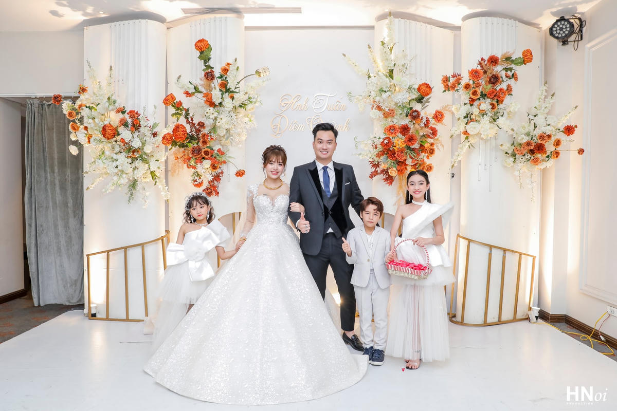 Lễ cưới của nam diễn viên “Phố trong làng” và vợ kém 11 tuổi diễn ra tại một nhà hàng sang trọng ở Hà Nội. Không gian đám cưới được trang trí tỉ mỉ với nhiều hoa tươi đẹp mắt. 