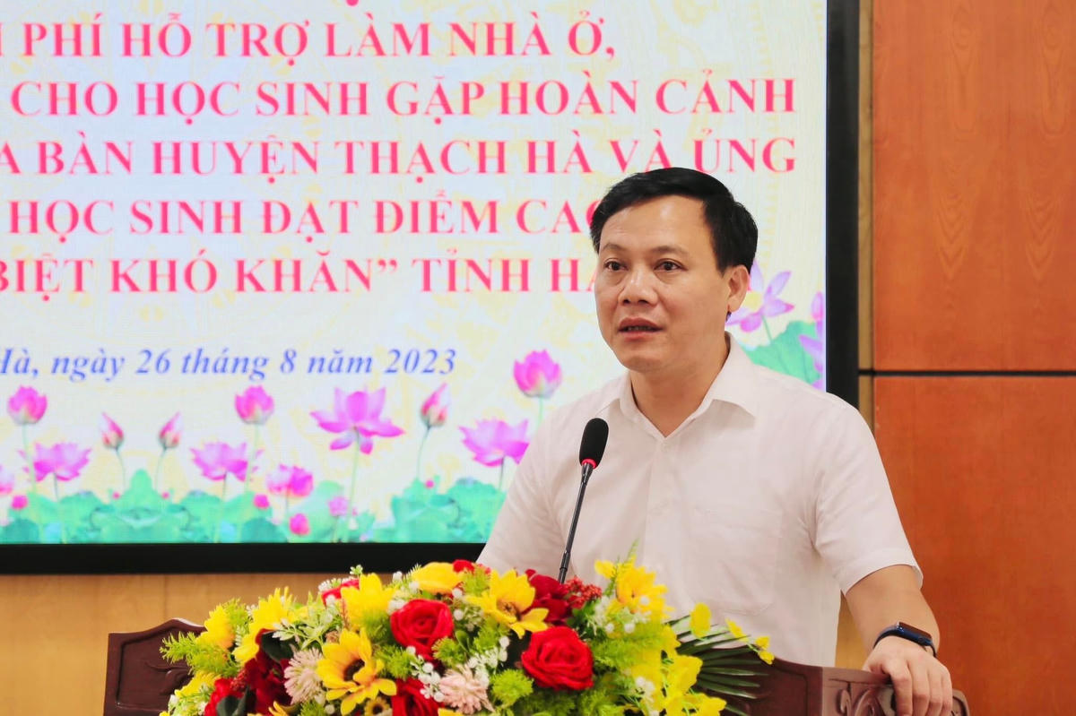 Chủ tịch UBND huyện Thạch Hà Nguyễn Văn Khoa phát biểu tại lễ tiếp nhận.