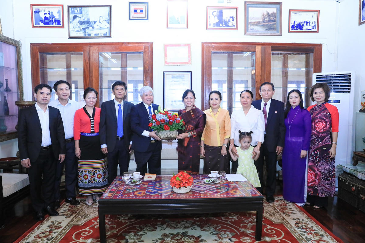 Bí thư Trung ương Đảng, Chủ tịch UBTƯ MTTQ Việt Nam Đỗ Văn Chiến và Đoàn đại biểu cấp cao UBTƯ MTTQ Việt Nam thăm gia đình cố Thủ tướng, cố Chủ tịch Ủy ban Trung ương Mặt trận Lào xây dựng đất nước Sisavath Keobounphanh. Ảnh: Quang Vinh.