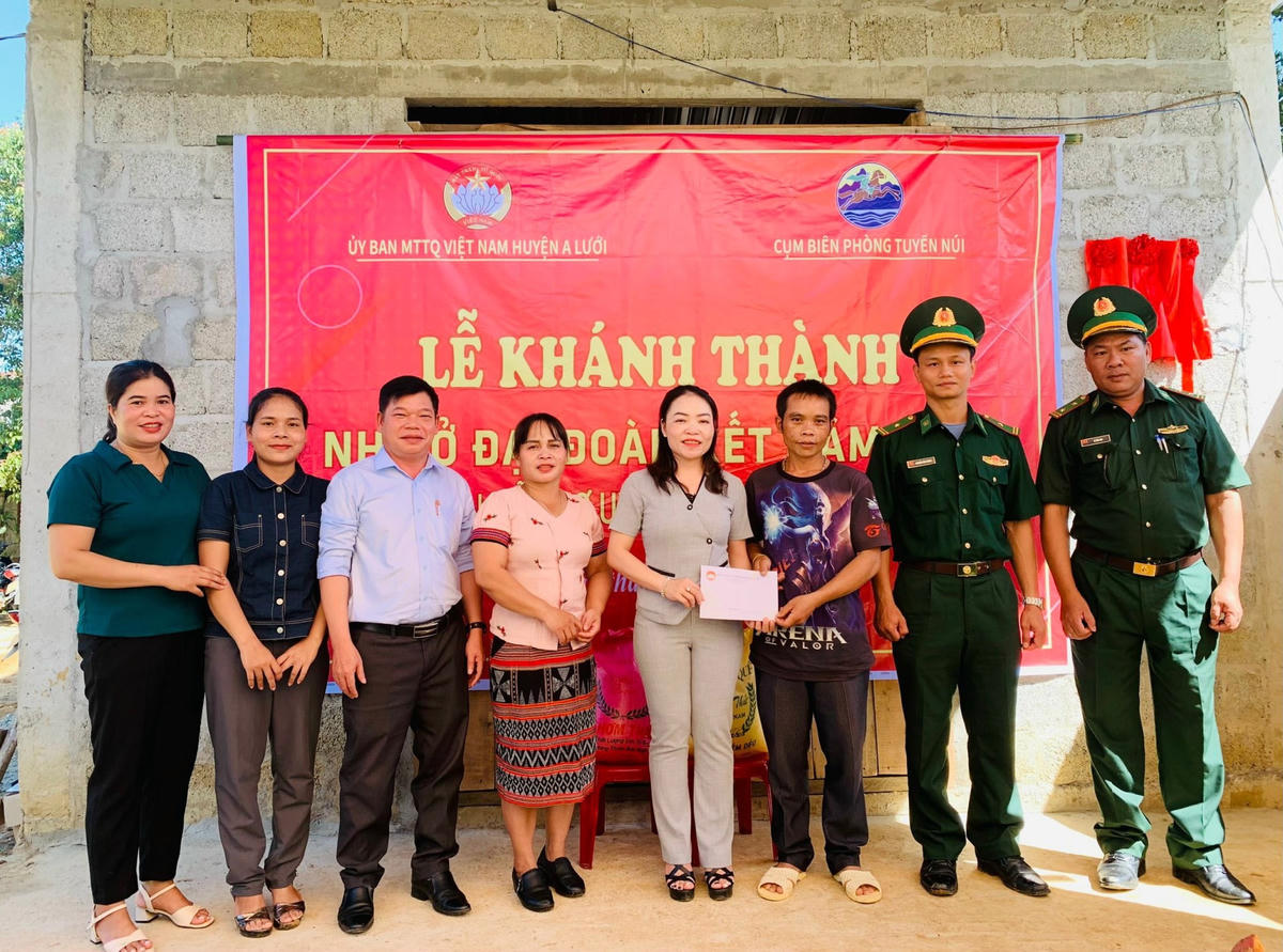 Đại diện Uỷ ban MTTQ Việt Nam huyện A Lưới và các đơn vị liên quan trao quà cho hộ gia đình ông Hồ Văn Lời.
