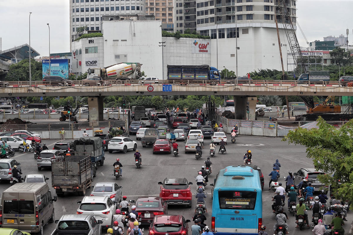 “Dự kiến đến tháng 9/2023 dự án sẽ cơ bản hoàn thiện kết cấu phần dưới và sẽ bắt đầu thực hiện việc lao lắp kết cấu dầm thép. Việc thi công dầm thép sẽ chủ yếu tiến hành vào ban đêm nhà thầu cũng sẽ tiến hành phân luồng tạm thời tại nút, bố trí công nhân để cảnh báo an toàn cho các phương tiện lưu thông vào ban đêm. Do ùn tắc, nhà thầu cũng sẽ tính toán sau khi thi công xong phần dưới sẽ nghiên cứu mở dần một số điểm quay đầu để các phương tiện muốn quay đầu trước khi vào nút sẽ thuận lợi hơn. Tuy nhiên, việc rào chắn này cần phải duy trì đến tháng 12. Nguyên nhân, do đây là công tác đảm bảo giao thông", Kỹ sư Toàn chia sẻ.