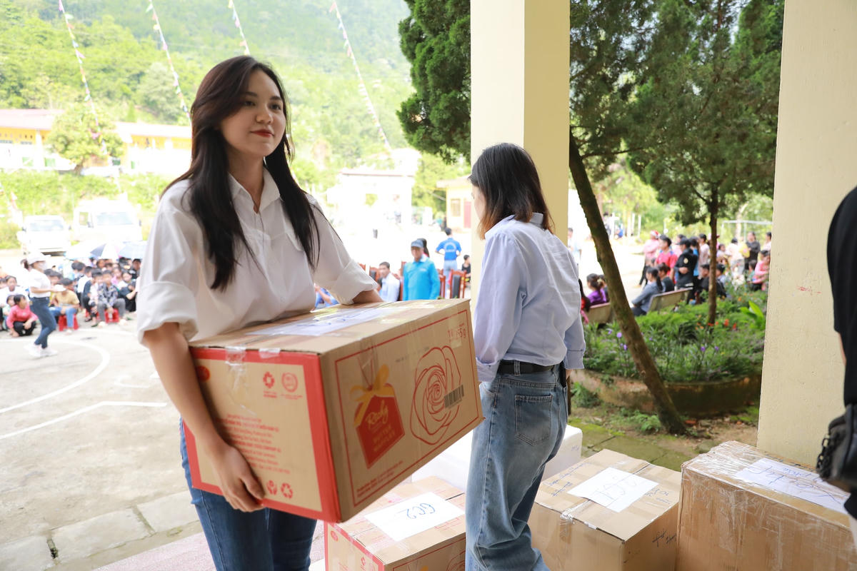 "Không chỉ thực hiện sứ mệnh quảng bá du lịch của một người đại diện, Duyên mong muốn bản thân còn là người có thể hỗ trợ và giúp đỡ những con người còn đang gặp khó khăn, đặc biệt là những trẻ em vùng cao. Chúc cho các em nhỏ và người dân nơi đây sẽ có một cuộc sống ấm no, hạnh phúc hơn", Hoa hậu Lương Kỳ Duyên cho biết.