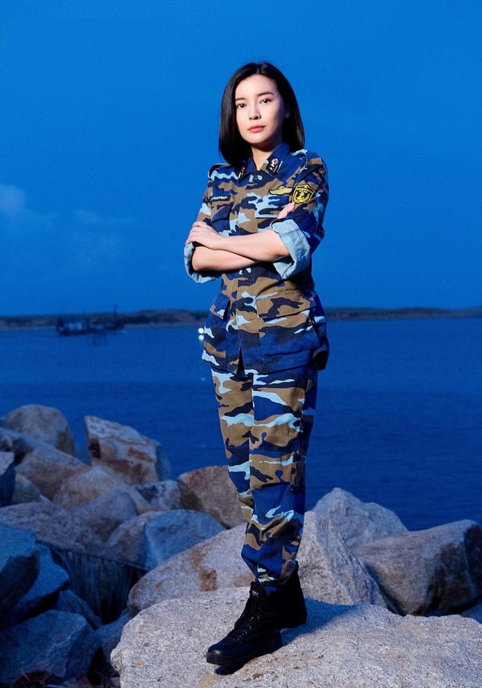 Cao Thái Hà đã trở thành một nhan sắc nổi bật của làng phim Việt khi diện quân phục.