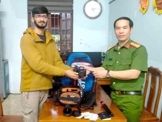  Anh Kartikey KarnaTak vui mừng khi nhận lại tài sản.