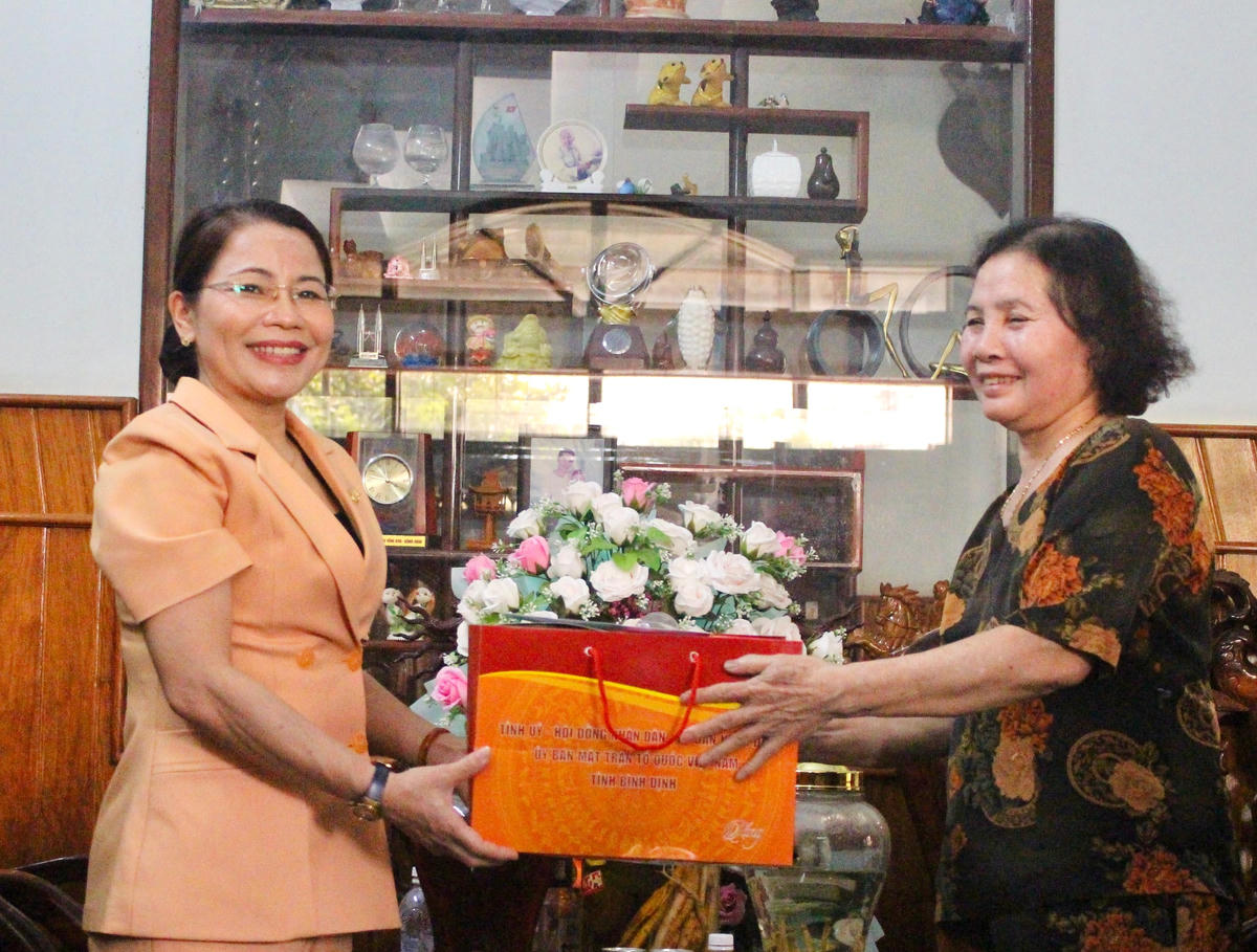Bà Nguyễn Thị Phong Vũ, Chủ tịch Ủy ban MTTQ Việt Nam tỉnh Bình Định, thăm, tặng quà cho gia đình Thương binh Võ Thị Ánh Nhạn, thôn Định An, thị trấn Vĩnh Thạnh.