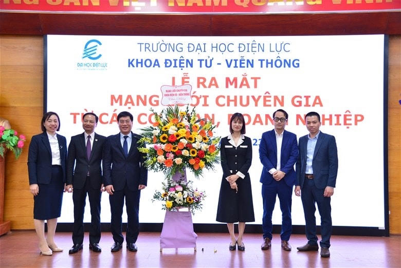 Ban Chủ tịch Mạng lưới chuyên gia ngành công nghệ kỹ thuật điện tử - viễn thông ra mắt tại buổi lễ.