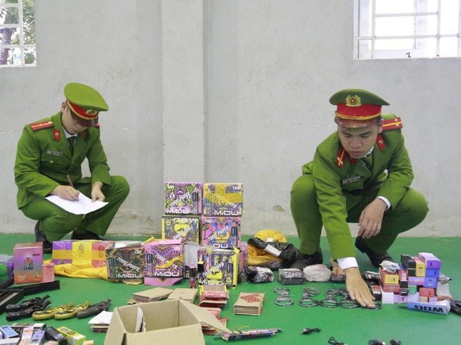 Lực lượng công an phát hiện xe chuyển phát nhanh vận chuyển nhiều hàng hoá không rõ nguồn gốc.