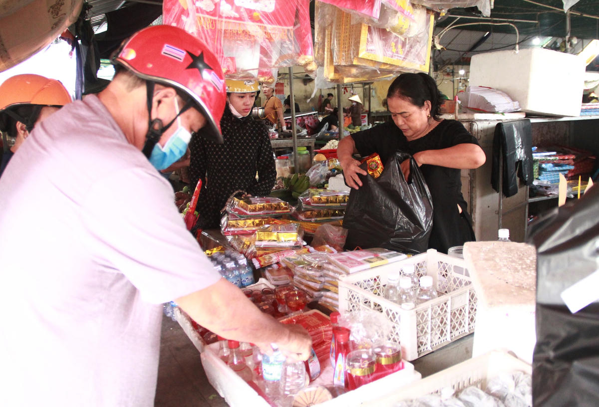 Người đi chợ Rằm tháng Bảy thường mua sắm vàng mã, một lễ vật quan trọng không thể thiếu trên bàn thờ gia tiên, họ tộc. Hiện nay, hàng mã được thiết kế phong phú, đa dạng về mẫu mã, kiểu dáng, màu sắc với tinh thần "dương gian như thế nào thì âm phủ như thế đó".