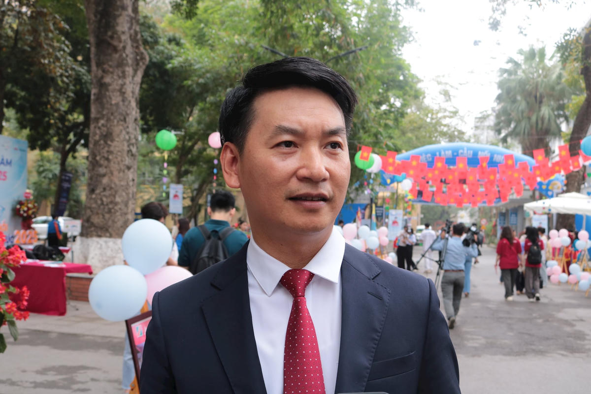 PGS.TS Nguyễn Thanh Phương, Phó Giám đốc Học viện Ngân hàng trao đổi với báo chí tại sự kiện. Ảnh: Nguyễn Hoài.