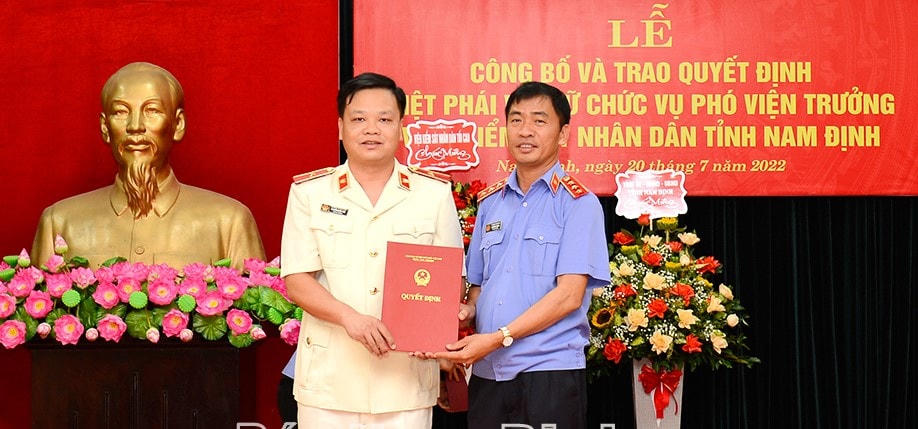 Phó Viện trưởng Viện KSND tối cao Nguyễn Duy Giảng (phải) trao quyết định biệt phái cho ông Nguyễn Quốc Việt.