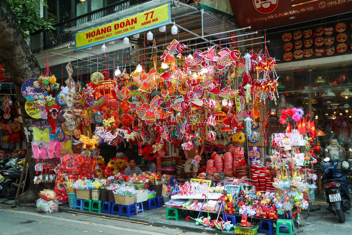 Phố Hàng Mã, quận Hoàn Kiếm, Hà Nội, nổi tiếng với sản phẩm thủ công truyền thống, đồ trang trí bằng giấy. Cứ mỗi khi đến Tết Trung thu, con phố này lại ngập tràn các đồ trang trí, các món đồ chơi bắt mắt.