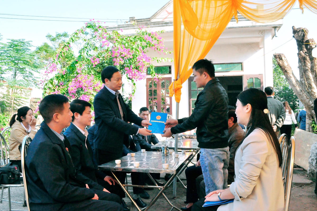 lanh-dao-huyen-ks-tham-hoi-dong-vien-gd-nan-nhan-mts.jpg