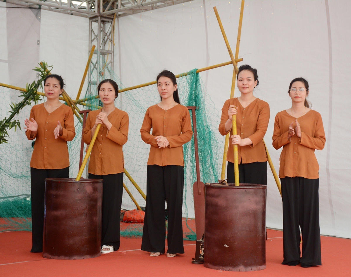 Các nghệ nhân, người thực hành, cộng đồng chủ thể di sản văn hóa phi vật thể thuộc 13 tỉnh, thành phố đã mang đến Liên hoan những giá trị hồn cốt, bản sắc của từng di sản, thông qua các phần trình diễn và thực hành theo đúng nguyên gốc. 