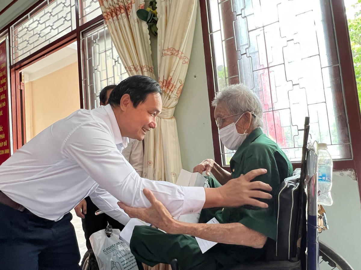 Chủ tịch Hội đồng thành viên EVNSPC Nguyễn Văn Hợp trao quà các thương, bệnh binh tại Trung tâm điều dưỡng thương binh và người có công Long Đất nhân Ngày Thương binh - Liệt sĩ 27/7.