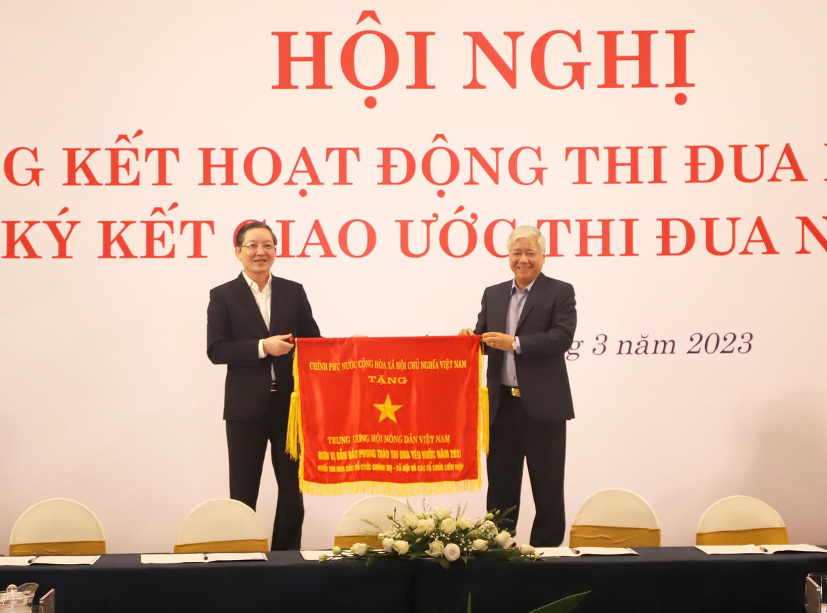 Thay mặt Hội đồng Thi đua - Khen thưởng Trung ương, Chủ tịch Đỗ Văn Chiến trao tặng Cờ thi đua của Chính phủ cho Trung ương Hội Nông dân Việt Nam.