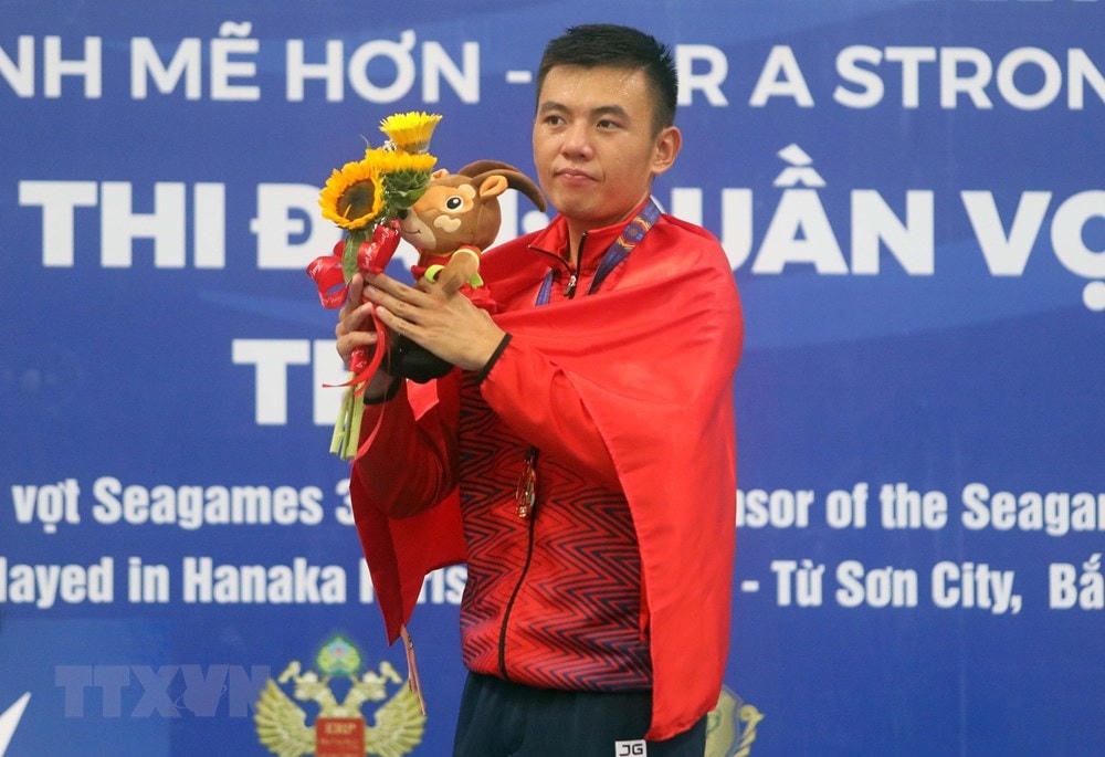 VĐV Lý Hoàng Nam (Việt Nam) nhận HCV nội dung đơn nam môn Quần vợt SEA Games 31. (Ảnh: TTXVN).