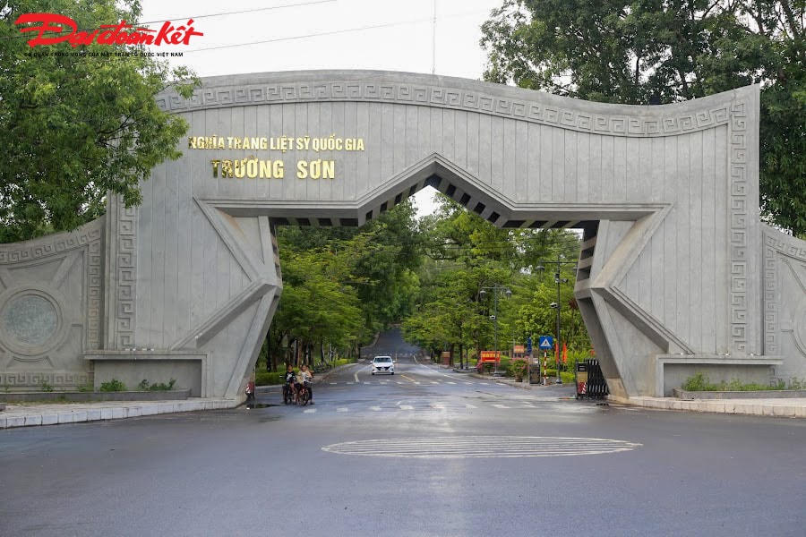Tương tự tại Nghĩa trang Liệt sĩ Quốc gia Trường Sơn.