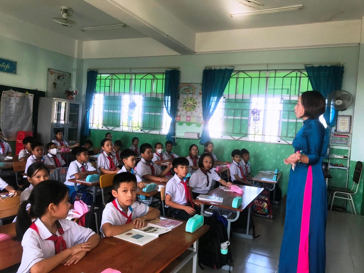 Nữ giáo viên Trần Thị Hoài Thu luôn say mê với những bài giảng.