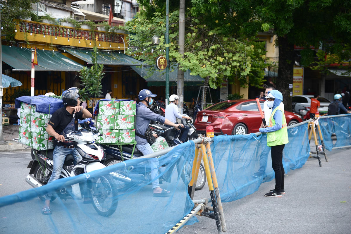 Dù đã rào đường đến nay là ngày thứ 3, nhưng vẫn có nhiều người dân chưa nắm được thông tin, tỏ ra lúng túng khi tham gia giao thông qua tuyến đường này.