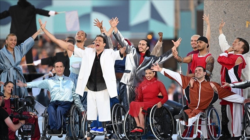 Ca sỹ và vũ công biểu diễn trong lễ khai mạc Paralympic Paris 2024. (Nguồn: AA) thumbs_b_c_9715eecb2342de1ed727cec443585276.jpg