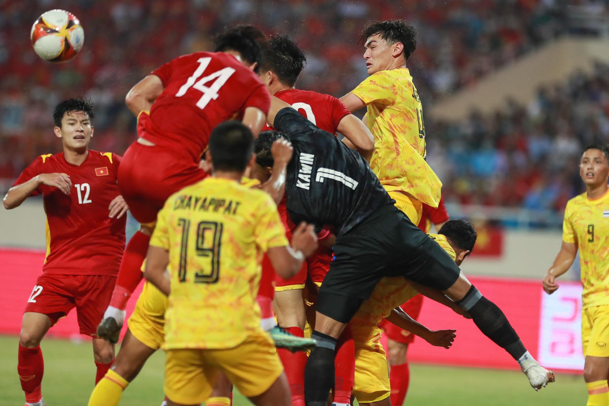 Bước vào hiệp 2, thế trận U23 Việt Nam có phần khởi sắc. Tuyến giữa U23 cầm bóng nhiều hơn và tăng cường đẩy sức ép về phần sân U23 Thái Lan.