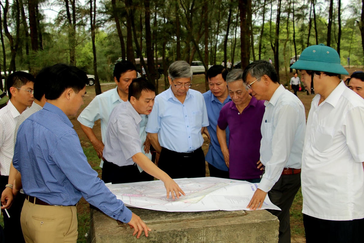 Đoàn công tác Vusta do GS-TSKH Đặng Vũ Minh, Chủ tịch Vusta dẫn đầu tiến hành khảo sát hiện trường khu vực mỏ sắt Thạch Khê ngày 19/6/2017.