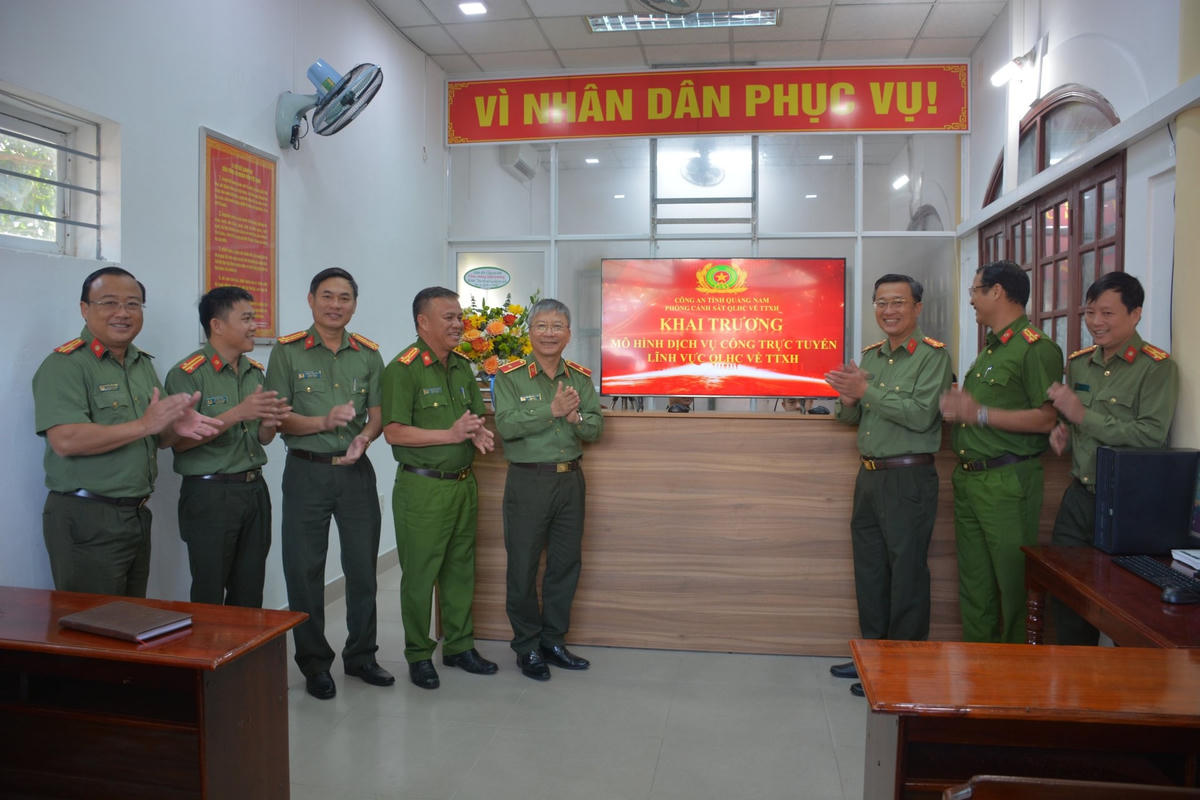 Khai trương mô hình dịch vụ công trực tuyến.
