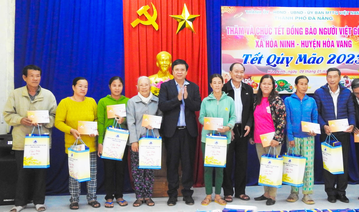 Lãnh đạo UBND, Ủy ban MTTQ Việt Nam TP Đà Nẵng chúc Tết tại thôn Trung Nghĩa, xã Hòa Ninh - nơi có cộng đồng người Việt gốc Hoa sinh sống. Ảnh: Thanh Tùng.