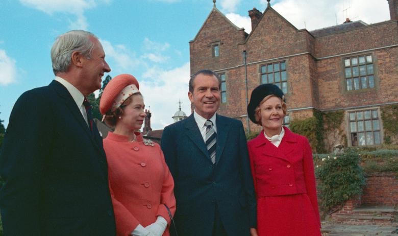 Thủ tướng Anh Edward Heath, Nữ hoàng Elizabeth, Tổng thống Richard Nixon và Đệ nhất Phu nhân Pat Nixon gặp nhau tại Checkers, nơi ở chính thức của Thủ tướng, gần Aylesbury, Anh, ngày 3/10/1970.