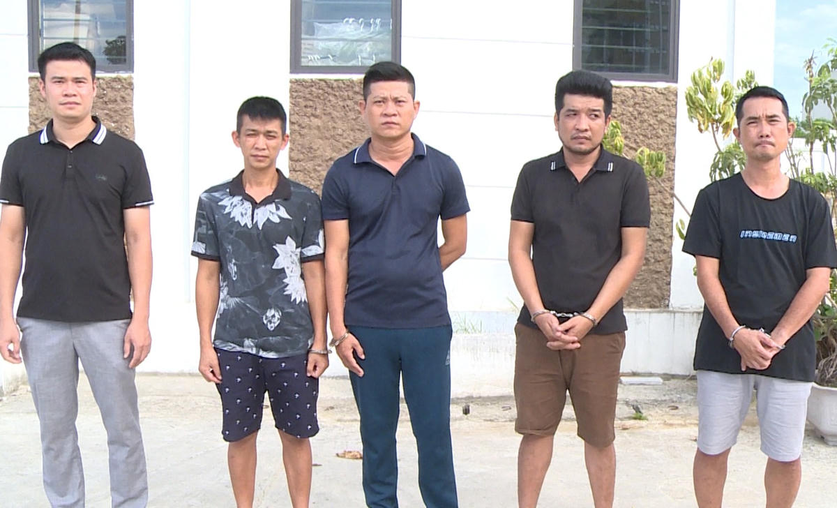 5 người trong đường dây sản xuất, mua bán trà sữa giả bị khởi tố, bắt giam.