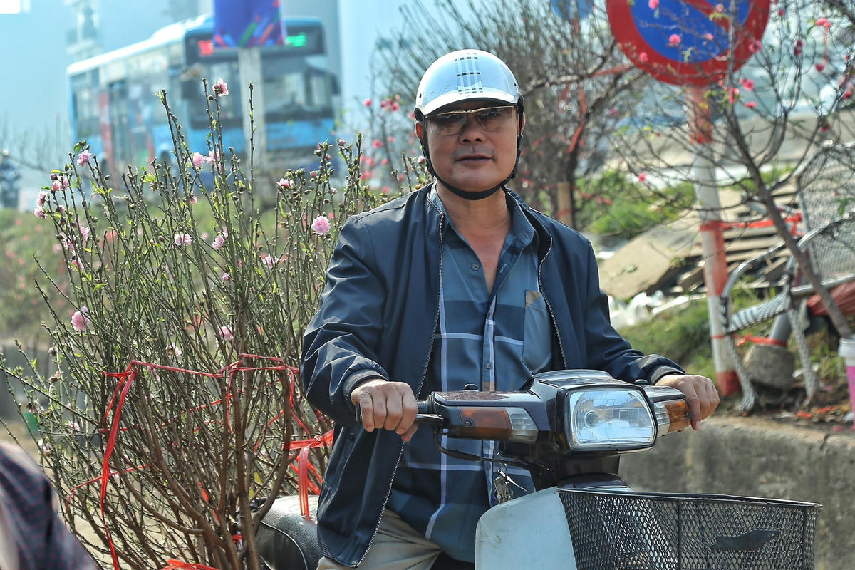 Ông Nguyễn Huy Mạnh, trú tại Thanh Xuân, Hà Nội chia sẻ: “Nay có việc đi qua đê Âu Cơ thấy người dân bày bán nhiều cành đào rất đẹp nên tôi dừng lại lựa chọn một số cành để về trưng bày nhà cửa. Là một người thích hoa đào và muốn tận hưởng không khí Tết sớm nên tôi mua 4 cành đào để tặng thêm bạn bè, người thân”.