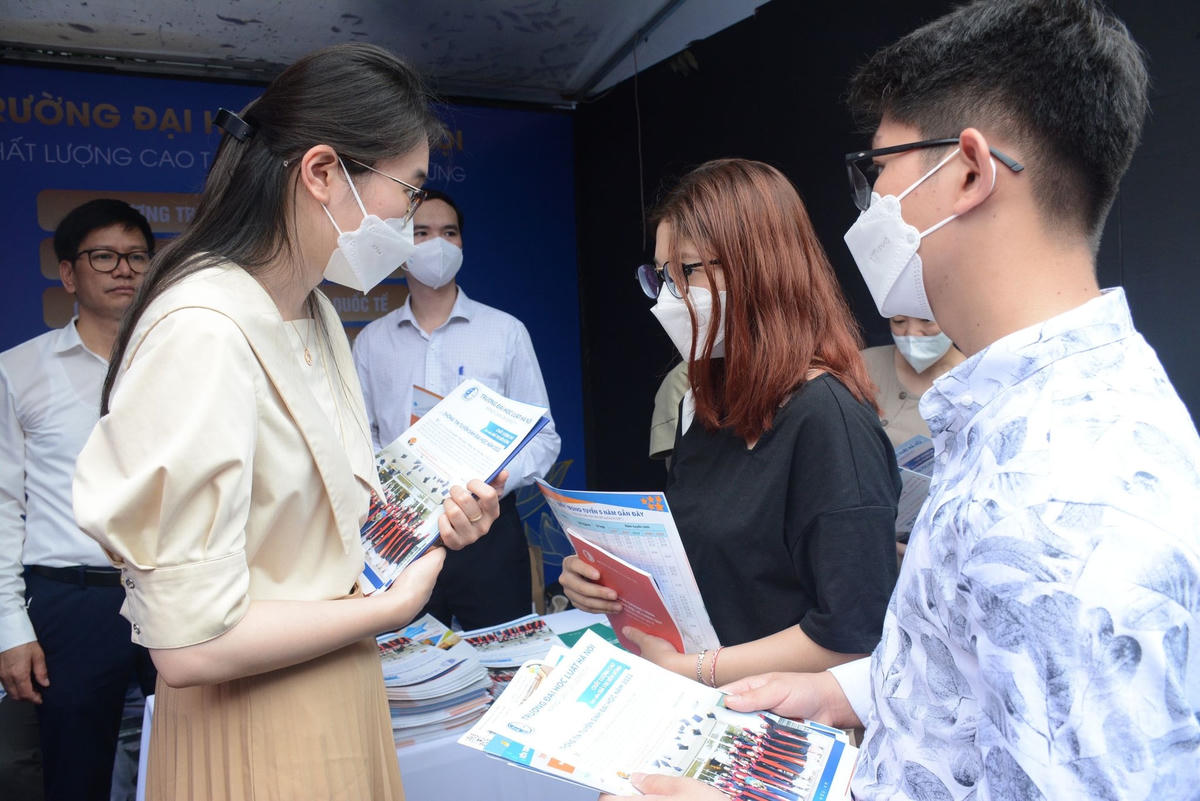 Thí sinh tìm hiểu thông tin về các điểm mới trong phương án tuyển sinh năm 2022 của Trường Đại học Luật Hà Nội.