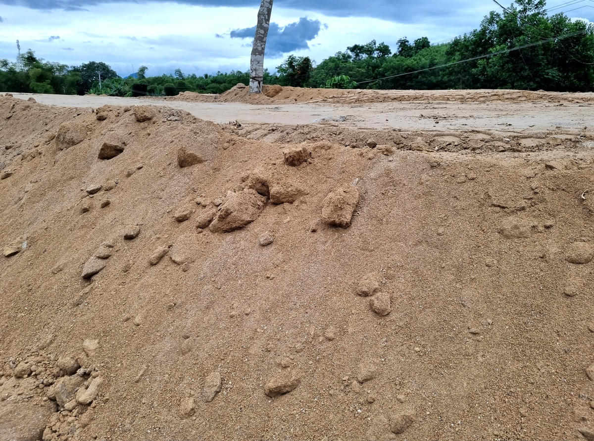 Cần làm sáng tỏ đất được đổ đắp 2 bên đường dẫn cầu Sông Trường và Nước Oa.