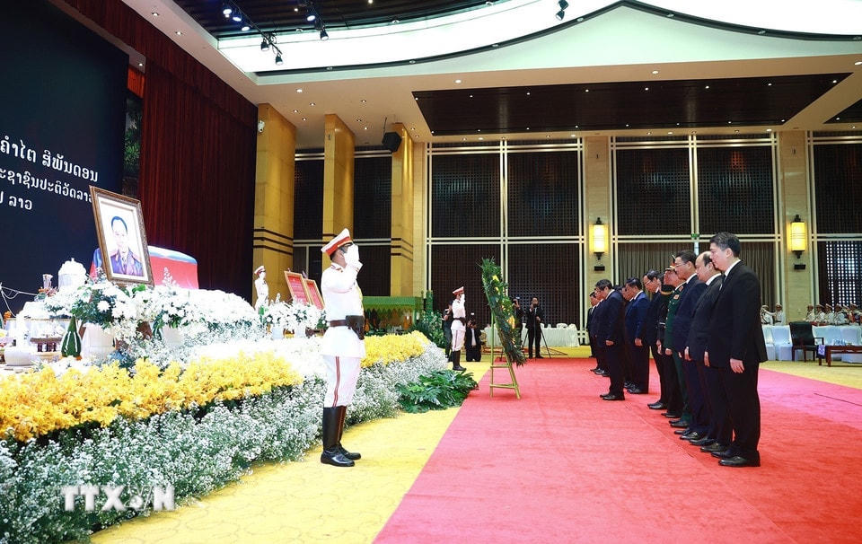 Thủ tướng Phạm Minh Chính dẫn đầu Đoàn đại biểu cấp cao của Chính phủ Việt Nam viếng nguyên Chủ tịch Đảng Nhân dân Cách mạng Lào, nguyên Chủ tịch nước Lào Khamtay Siphandone. (Ảnh: Dương Giang/TTXVN)