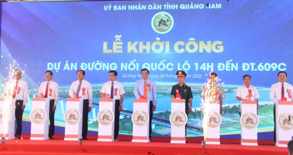Đại biểu thực hiện nghi thức khởi công xây dựng công trình.