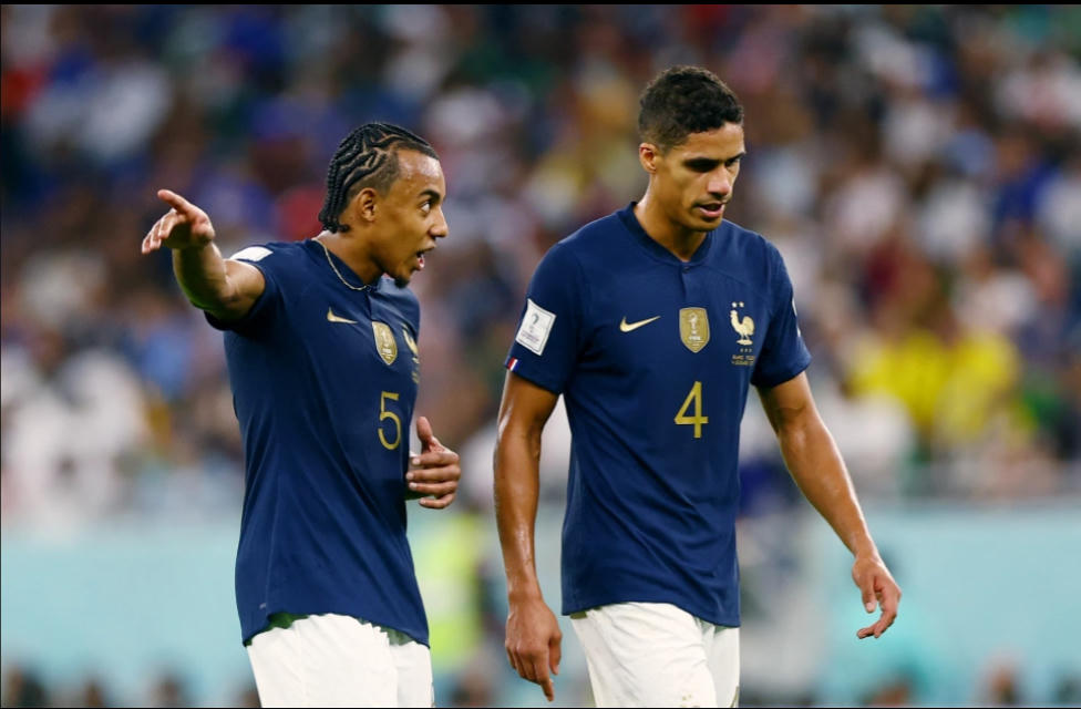 Jules Kounde và Raphael Varane trao đổi trước trận bán kết ngày 15/12. Ảnh: Reuters.