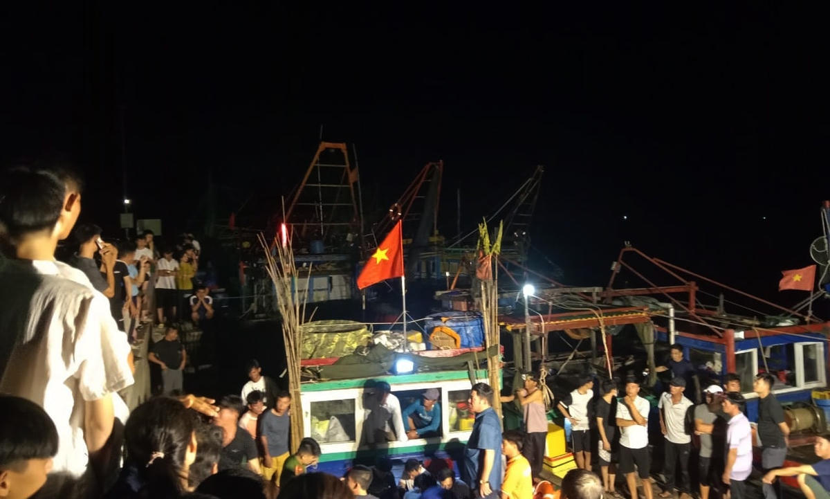 Lực lượng chức năng và ngư dân nhanh chóng tiếp cận, tìm kiếm, cứu hộ cứu nạn, đưa các nạn nhân bờ.