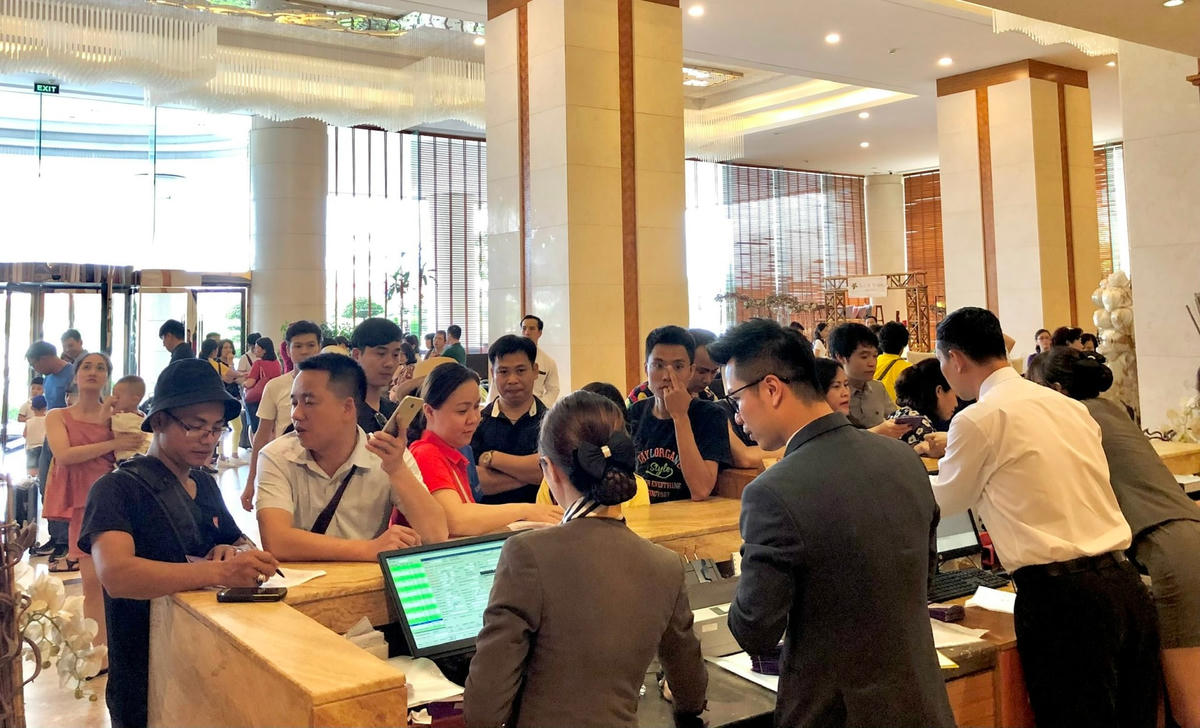 Rất đông khách xếp hàng đợi làm thủ tục lấy phòng đã đặt trước tại Khách sạn Mường Thanh Quảng Ninh.