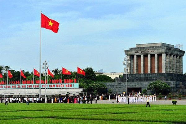 Nhân dân vào Lăng viếng Bác. Nguồn: VGP.