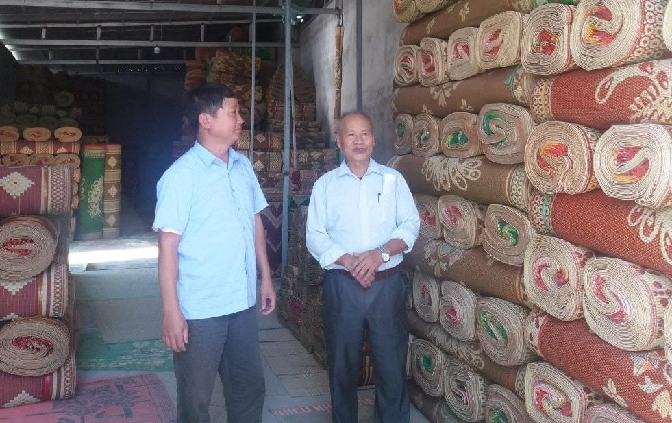 Ông Trần Văn Tại (bên phải). Ảnh: Trúc Lành.